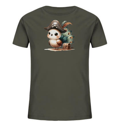 Onlineshop Shirts fuer Kinder - Das dunkelgruene Kinder-T-Shirt zeigt eine suesse Illustration eines Vogels im Piratenkostuem. Der Vogel traegt einen Hut mit Totenkopf und steht neben einer Schatzkiste auf Sand, umgeben von bunten Federn. Dieses fantasievolle Design ist ein Blickfang fuer kleine Abenteurer.