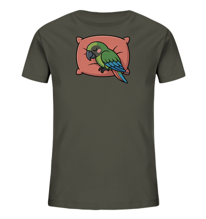 Onlineshop Shirts fuer Kinder - Das Bild zeigt ein dunkelgraues T-Shirt fuer Kinder. Auf der Vorderseite ist ein schlafender, gruener Papagei dargestellt, der auf einem rosafarbenen Kissen liegt. Der Vogel hat blaue Fluegel und geschlossene Augen, was eine ruhige Szene erzeugt. Das Motiv verleiht dem Shirt eine friedliche und niedliche Ausstrahlung.
