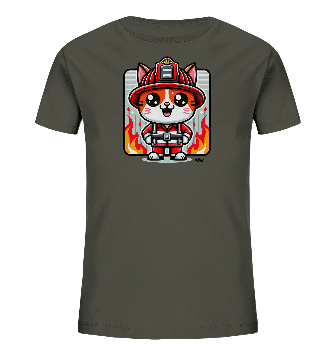 Onlineshop Shirts fuer Kinder - Ein dunkelgruenes Kinder-T-Shirt mit einer niedlichen Illustration. Das Motiv zeigt eine laechelnde Cartoon-Katze in voller Feuerwehruniform mit Helm. Dahinter ist ein gestreifter Hintergrund mit stilisierten Flammen zu sehen. Ein froehliches Design fuer kleine Feuerwehr-Fans.