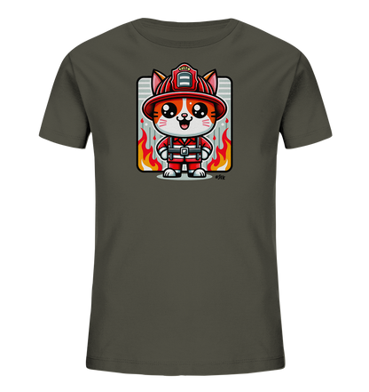 Onlineshop Shirts fuer Kinder - Ein dunkelgruenes Kinder-T-Shirt mit einer niedlichen Illustration. Das Motiv zeigt eine laechelnde Cartoon-Katze in voller Feuerwehruniform mit Helm. Dahinter ist ein gestreifter Hintergrund mit stilisierten Flammen zu sehen. Ein froehliches Design fuer kleine Feuerwehr-Fans.