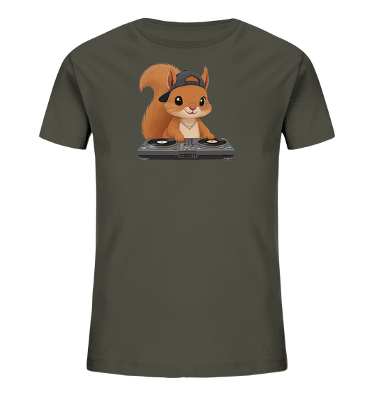 Onlineshop Shirts fuer Kinder - Das Bild zeigt ein dunkelgraues Kinder-T-Shirt mit einem coolen Eichhoernchen-DJ Motiv auf der Vorderseite. Das Eichhoernchen traegt eine umgedrehte Kappe und eine Kette, waehrend es an einem DJ-Mischpult steht. Das gesamte Design ist verspielt und modern gehalten und spricht junge Musikliebhaber an. Die Farben sind harmonisch aufeinander abgestimmt.