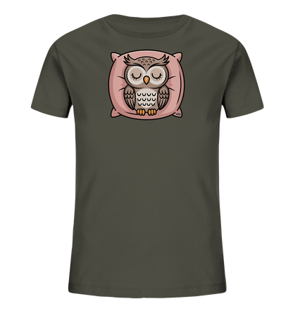 Onlineshop Shirts fuer Kinder - Das Bild zeigt ein dunkelgraues Kinder-T-Shirt. Auf der Vorderseite ist eine schlafende Eule abgebildet, die gemuetlich auf einem rosa Kissen ruht. Die Eule hat geschlossene Augen und braune Federdetails. Das Motiv verleiht dem Shirt eine beruhigende und niedliche Note.