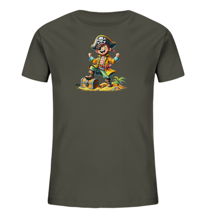 Onlineshop Shirts fuer Kinder - Dieses dunkelgraue Kinder-T-Shirt praesentiert ein lebhaftes Piratenmotiv in der Mitte. Ein froehlicher Cartoon-Pirat mit Augenklappe und Hut steht triumphierend auf einer geoeffneten Schatzkiste. Die Illustration zeigt eine Inselumgebung mit Sand, Palmenzweigen und verstreuten Muenzen, was ein Gefuehl von Abenteuer vermittelt.