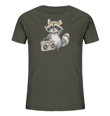 Onlineshop Shirts fuer Kinder - Das Bild zeigt ein dunkelgruenes Kinder-T-Shirt mit einem niedlichen Waschbaer-Motiv. Der Waschbaer traegt ein regenbogenfarbenes Bandana und haelt einen Kassettenrekorder. Er laechelt freundlich und winkt mit einer Pfote, was dem Design eine froehliche Note verleiht. Das Motiv ist detailreich und verleiht dem Shirt einen verspielten Look.