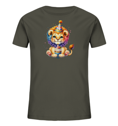 Onlineshop Shirts für Kinder - Das Bild zeigt ein dunkelgraues Kinder-T-Shirt mit einem farbenfrohen Aufdruck eines süßen Baby-Löwen. Der Löwe trägt einen Partyhut mit der Nummer '4' und hat eine regenbogenfarbene Mähne und Schwanzspitze. Er sitzt aufrecht und hält einen kleinen Cupcake mit einer brennenden Kerze fest. Das Design ist fröhlich und detailliert, ideal für einen vierten Geburtstag.