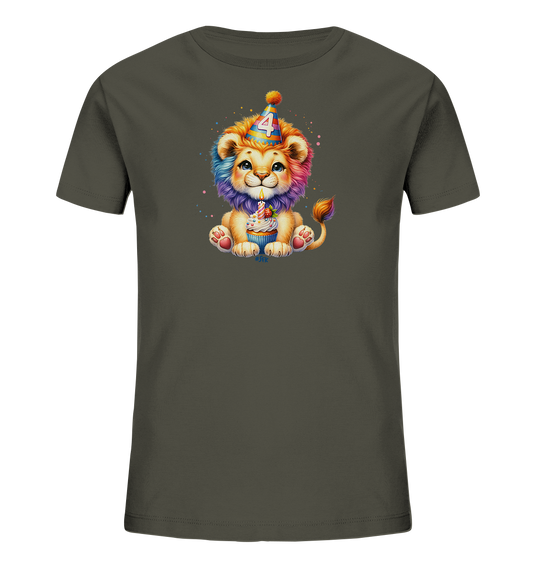 Onlineshop Shirts für Kinder - Das Bild zeigt ein dunkelgraues Kinder-T-Shirt mit einem farbenfrohen Aufdruck eines süßen Baby-Löwen. Der Löwe trägt einen Partyhut mit der Nummer '4' und hat eine regenbogenfarbene Mähne und Schwanzspitze. Er sitzt aufrecht und hält einen kleinen Cupcake mit einer brennenden Kerze fest. Das Design ist fröhlich und detailliert, ideal für einen vierten Geburtstag.
