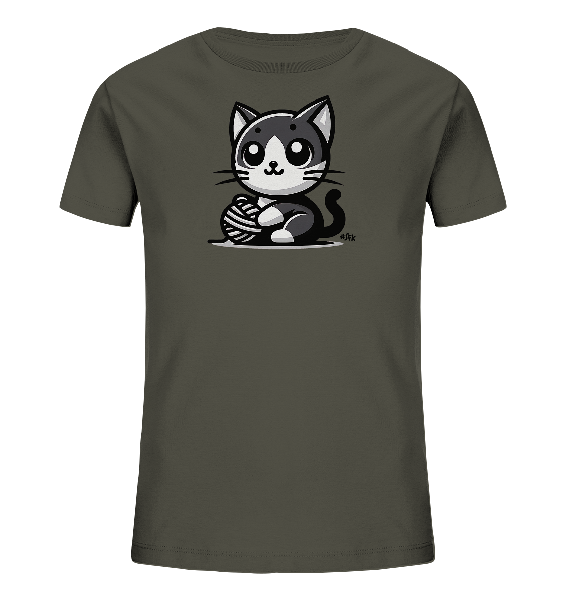 Onlineshop Shirts fuer Kinder - Das Bild zeigt ein dunkles Kinder-T-Shirt mit einem niedlichen, cartoonartigen Motiv einer Katze auf der Vorderseite. Die Katze ist in schwarz-weiss gehalten und sitzt vor einem Wollknaeuel, mit dem sie spielt. Sie hat grosse, ausdrucksstarke Augen und einen freundlichen Blick. Das Design ist schlicht und verspielt, passend fuer ein Kinderkleidungsstueck.