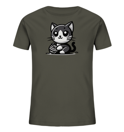 Onlineshop Shirts fuer Kinder - Das Bild zeigt ein dunkles Kinder-T-Shirt mit einem niedlichen, cartoonartigen Motiv einer Katze auf der Vorderseite. Die Katze ist in schwarz-weiss gehalten und sitzt vor einem Wollknaeuel, mit dem sie spielt. Sie hat grosse, ausdrucksstarke Augen und einen freundlichen Blick. Das Design ist schlicht und verspielt, passend fuer ein Kinderkleidungsstueck.
