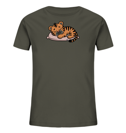 Onlineshop Shirts fuer Kinder - Das Bild zeigt ein dunkelgraues Kinder-T-Shirt mit einem niedlichen Frontmotiv. Darauf ist ein kleines, orange-schwarz gestreiftes Tigerbaby dargestellt, das friedlich auf einem beigefarbenen Kissen schlaeft. Das Design wirkt sanft und kinderfreundlich.