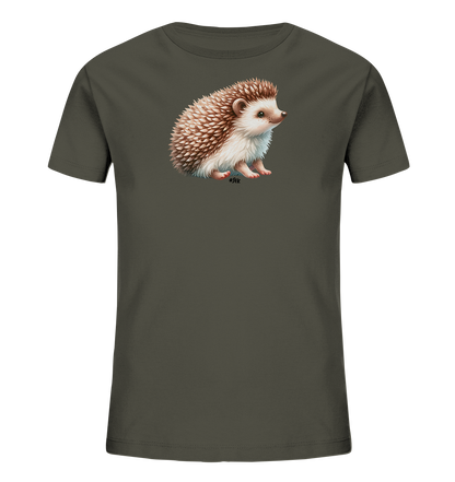 Onlineshop Shirts fuer Kinder - Das Bild zeigt ein Kinder-T-Shirt in dunklem Olivgruen. Auf der Vorderseite ist eine realistische Illustration eines kleinen Igels zu sehen. Der Igel sitzt aufrecht mit braun-weissen Stacheln und blickt zur Seite. Das detaillierte Motiv ist mittig auf dem Shirt platziert.