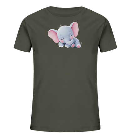 Onlineshop Shirts fuer Kinder - Das Bild zeigt ein dunkelolivgruenes T-Shirt fuer Kinder. Auf der Vorderseite ist eine niedliche Illustration eines schlafenden Baby-Elefanten zu sehen. Der hellgraue Elefant mit rosa Ohren liegt friedlich da und hat die Augen geschlossen, was dem Design eine sanfte und beruhigende Ausstrahlung verleiht. Ein Hauch von Gruen unter dem Elefanten rundet das Motiv ab.