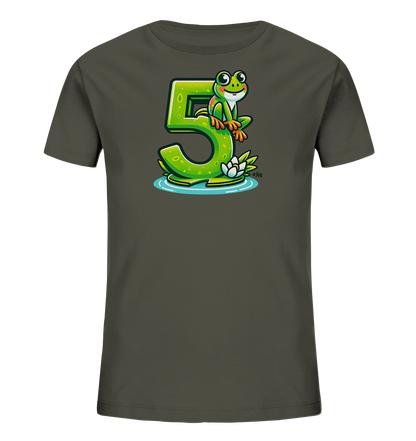 Onlineshop Shirts für Kinder - Das Bild zeigt ein dunkles Kinder-T-Shirt mit einem freundlichen Frosch-Motiv. Der Frosch sitzt auf der großen, grün gestalteten Zahl '5', die von Wasser und einer Seerose umgeben ist. Das Design ist farbenfroh und verspielt, ideal für kleine Frosch-Fans oder zum fünften Geburtstag. Das Shirt selbst hat eine schlichte Form mit kurzen Ärmeln und Rundhals.
