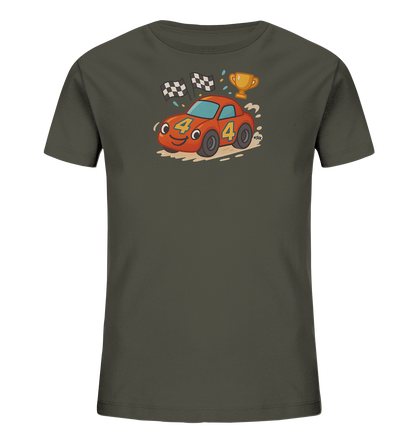 Onlineshop Shirts fuer Kinder - Das Bild zeigt ein dunkles Kinder T-Shirt. Auf der Vorderseite ist eine Grafik eines freundlichen orangefarbenen Rennautos zu sehen. Das Auto traegt die Zahl 4 und faehrt an Zielflaggen sowie einem goldenen Pokal vorbei. Das Design wirkt froehlich und dynamisch.