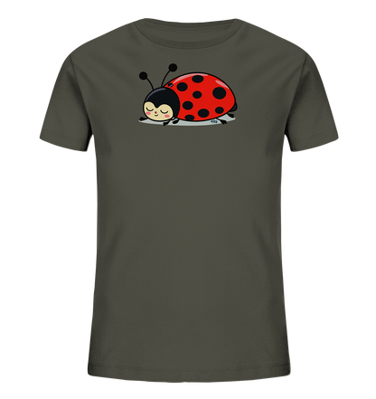 Onlineshop Shirts fuer Kinder - Das Bild zeigt ein dunkelgraues Kinder-T-Shirt mit einem niedlichen Motiv eines schlafenden Marienkaefers auf der Vorderseite. Der Marienkaefer ist rot mit schwarzen Punkten, hat eine schwarze Kopfpartie und Fuehler, und seine Augen sind geschlossen, waehrend er sanft laechelt. Er liegt entspannt auf einer hellgrauen Flaeche. Das verspielte Design ist ideal fuer Kinder.
