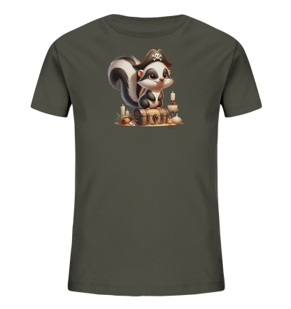 Onlineshop Shirts fuer Kinder - Das Bild zeigt ein dunkelgrau/gruenes T-Shirt fuer Kinder mit einer niedlichen Illustration eines Stinktiers als Pirat. Das Stinktier traegt einen Piratenhut und sitzt auf einer Schatzkiste. Um die Kiste sind Kerzen, eine kleine Schiffsnachbildung und weitere Gegenstaende angeordnet, die eine Schatzinsel-Atmosphaere schaffen. Das Motiv ist detailliert und verspielt gestaltet.