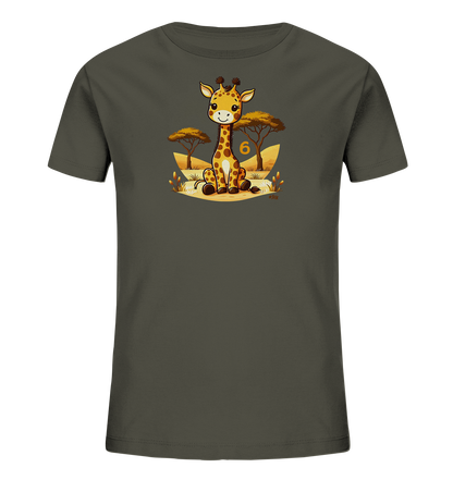 Onlineshop Shirts fuer Kinder - Das Bild zeigt ein dunkelgruenes T-Shirt mit einer Illustration einer niedlichen, sitzenden Giraffe auf der Vorderseite. Die Giraffe ist umgeben von einer stilisierten Savannenlandschaft mit Baeumen und Gras. Neben dem Tier ist prominent die Zahl '6' in einem gelben Farbton platziert. Das Design wirkt verspielt und ansprechend.