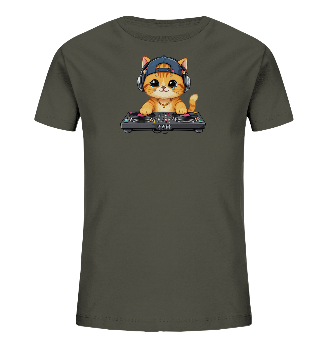 Onlineshop Shirts fuer Kinder - Das Bild zeigt ein dunkles Kinder-T-Shirt mit einer niedlichen, orangefarbenen Comic-Katze auf der Vorderseite. Die Katze traegt eine blaue Kappe und Kopfhoerer und steht hinter einem DJ-Mischpult. Ihr freundlicher Ausdruck und die detailreiche Gestaltung des DJ-Equipments verleihen dem Shirt einen spielerischen Look. Es ist ein modisches Kleidungsstueck fuer Kinder.