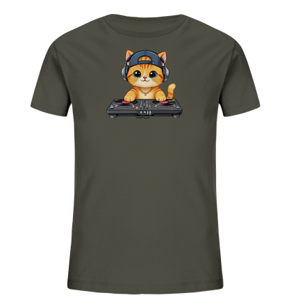 Onlineshop Shirts fuer Kinder - Das Bild zeigt ein dunkles Kinder-T-Shirt mit einer niedlichen, orangefarbenen Comic-Katze auf der Vorderseite. Die Katze traegt eine blaue Kappe und Kopfhoerer und steht hinter einem DJ-Mischpult. Ihr freundlicher Ausdruck und die detailreiche Gestaltung des DJ-Equipments verleihen dem Shirt einen spielerischen Look. Es ist ein modisches Kleidungsstueck fuer Kinder.