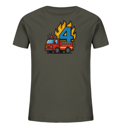 Onlineshop Shirts fuer Kinder - Das Bild zeigt ein olivgruenes Kinder-T-Shirt. Auf der Vorderseite ist eine Illustration eines roten Feuerwehrautos mit blauen Lichtern und Siren. Hinter dem Feuerwehrauto sind gelbe und orangefarbene Flammen zu sehen. Mitten in den Flammen prangt eine grosse, blaue Zahl 4.