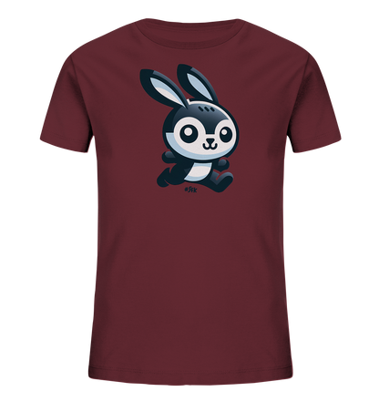 Onlineshop Shirts fuer Kinder - Das Bild zeigt ein dunkelrotes T-Shirt fuer Kinder. Auf der Vorderseite ist eine niedliche, cartoonhafte Darstellung eines Hasen zu sehen. Der Hase ist schwarz-weiss und scheint zu rennen oder zu huepfen. Sein Design mit grossen Augen und einem freundlichen Ausdruck verleiht dem Shirt einen verspielten Charakter.