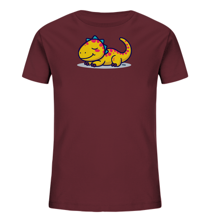 Onlineshop Shirts fuer Kinder - Das Bild zeigt ein dunkelrotes Kinder-T-Shirt mit einem niedlichen gelben Dinosaurier auf der Vorderseite. Der Cartoon-Dinosaurier liegt entspannt da, hat rosa Punkte und blaue Zacken auf dem Ruecken sowie geschlossene Augen und ein Laecheln. Das Motiv ist auf einer hellgrauen ovalen Flaeche platziert. Das Design wirkt freundlich und verspielt.