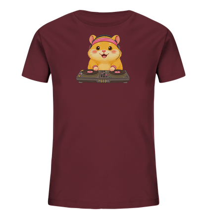 Onlineshop Shirts fuer Kinder - Das Bild zeigt ein bordeauxrotes Kinder-T-Shirt mit einem lustigen Hamster-Motiv auf der Vorderseite. Der Hamster traegt rosa Kopfhoerer und ist in einer DJ-Pose hinter einem Mischpult dargestellt. Mit seinem freundlichen Laecheln und den rosa Akzenten wirkt das Design verspielt und ansprechend. Dieses Motiv verleiht dem T-Shirt einen einzigartigen und froehlichen Charakter.