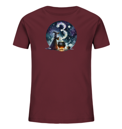 Onlineshop Shirts fuer Kinder - Das Bild zeigt ein dunkelrotes Kinder-T-Shirt mit einem runden Aufdruck. Dieser zeigt eine Hexe, die ueber einem dampfenden Kessel steht. Der Dampf formt kunstvoll die Zahl Drei vor einem Nachthimmel mit Sternen und Planeten. Das Design hat eine magische und verspielte Ausstrahlung.