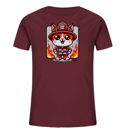 Onlineshop Shirts fuer Kinder - Das Bild zeigt ein dunkelrotes T-Shirt mit einer Illustration einer niedlichen Katze in Feuerwehrkleidung. Die Katze traegt einen roten Feuerwehrhelm und Uniform und hat ein freundliches Gesicht mit grossen Augen. Im Hintergrund des Motivs sind graue Linien und stilisierte Flammen zu sehen. Das Design ist farbenfroh und verspielt, passend fuer Kinderkleidung.