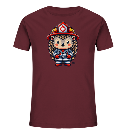 Onlineshop Shirts fuer Kinder - Das Bild zeigt ein dunkelrotes T-Shirt fuer Kinder mit einem charmanten Aufdruck. Darauf ist ein niedlicher Igel zu sehen, der detailgetreu als Feuerwehrmann gekleidet ist. Er traegt einen roten Helm, eine graue Uniform mit weissen Streifen und rote Stiefel. Die freundliche Illustration verleiht dem Shirt einen verspielten Charakter.