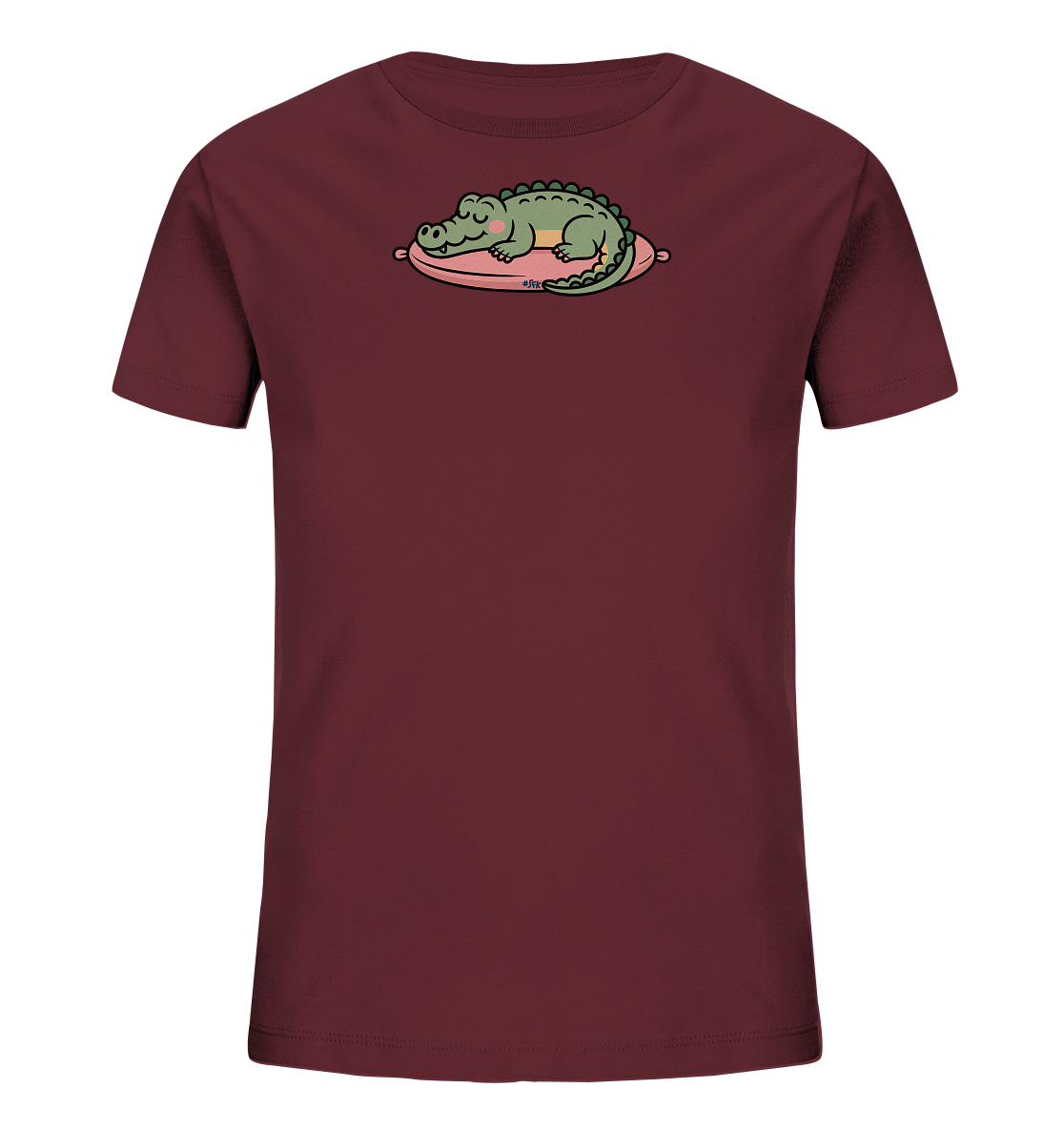 Onlineshop Shirts fuer Kinder - Das Bild zeigt ein bordeauxrotes Kinder-T-Shirt in Frontansicht. Auf der Vorderseite ist eine detailreiche Illustration eines schlafenden Krokodils zu sehen. Das gruene Krokodil liegt entspannt auf einem rosafarbenen, ovalen Kissen. Das Motiv ist im Cartoon-Stil gehalten und verleiht dem Shirt einen verspielten Charakter.