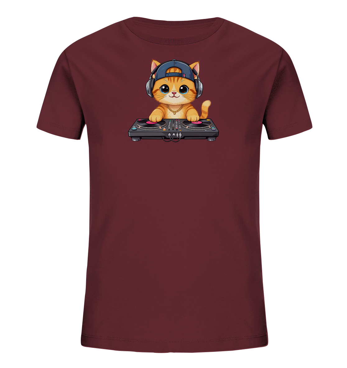 Onlineshop Shirts fuer Kinder - Das Bild zeigt ein bordeauxrotes Kinder-T-Shirt mit einer charmanten Cartoon-Katze als Motiv. Die orangefarbene Katze traegt eine blaue Kappe und Kopfhoerer, waehrend sie an einem DJ-Mischpult steht. Mit ihren grossen blauen Augen und einer goldenen Kette wirkt sie verspielt und cool. Das Design verleiht dem Shirt einen modernen und lustigen Look.