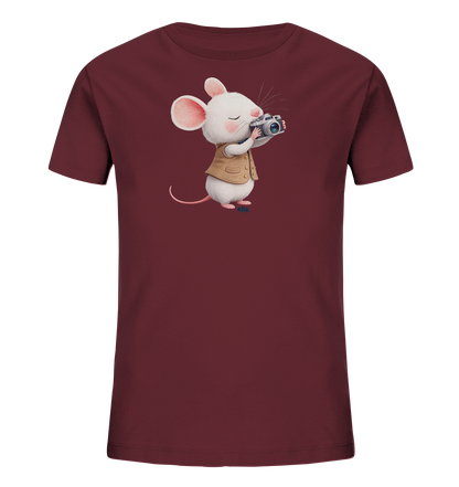 Onlineshop Shirts fuer Kinder - Das Bild zeigt ein burgunderrotes Kinder-T-Shirt mit einem niedlichen Motiv auf der Vorderseite. Eine weisse Cartoon-Maus in einer beigen Weste haelt eine Kamera und blickt aufmerksam durch deren Sucher. Das Design ist detailliert und verleiht dem Shirt einen liebenswerten Ausdruck. Das T-Shirt ist auf einem schlichten, schwarzen Hintergrund abgebildet.
