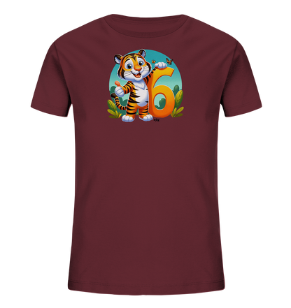 Onlineshop Shirts fuer Kinder - Das Bild zeigt ein bordeauxrotes T-Shirt fuer Kinder. Darauf ist ein laechelnder Cartoon-Tiger abgebildet, der neben einer grossen orangefarbenen Zahl 6 steht und einen Daumen hoch zeigt. Kleine Schmetterlinge fliegen um die Zahl, waehrend gruene Pflanzen den unteren Bereich schmuecken. Das Motiv praesentiert sich in einem bunten, runden Ausschnitt.
