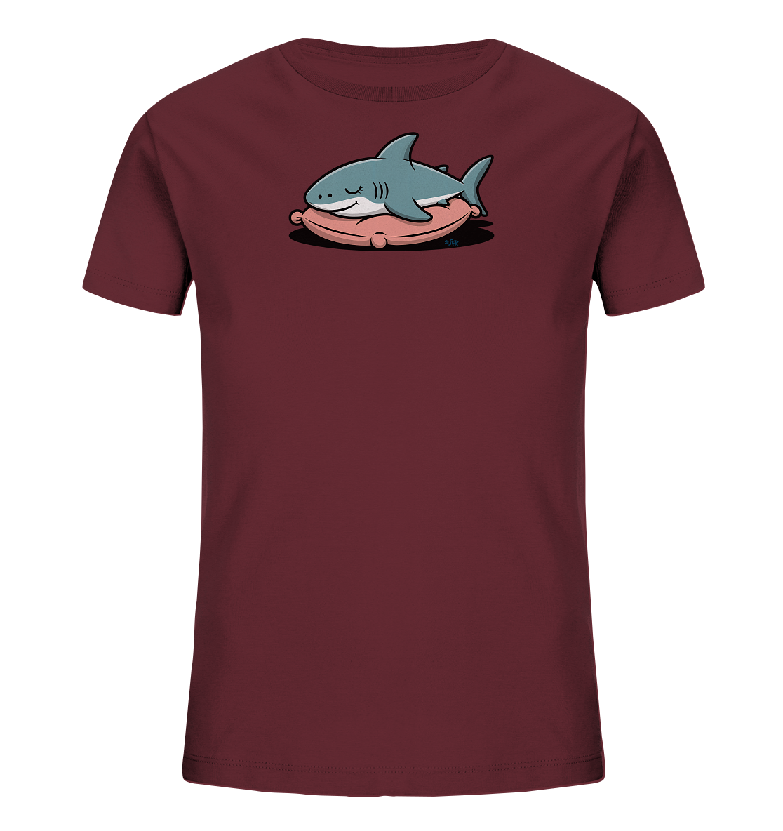 Onlineshop Shirts fuer Kinder - Das Bild zeigt ein dunkelrotes Kinder-T-Shirt. Auf der Vorderseite ist eine niedliche Illustration eines schlafenden Hais zu sehen. Der hellblaue Hai liegt gemuetlich auf einem rosa Kissen, was einen entspannten und freundlichen Eindruck vermittelt. Das Design ist verspielt und ideal fuer Kinder.