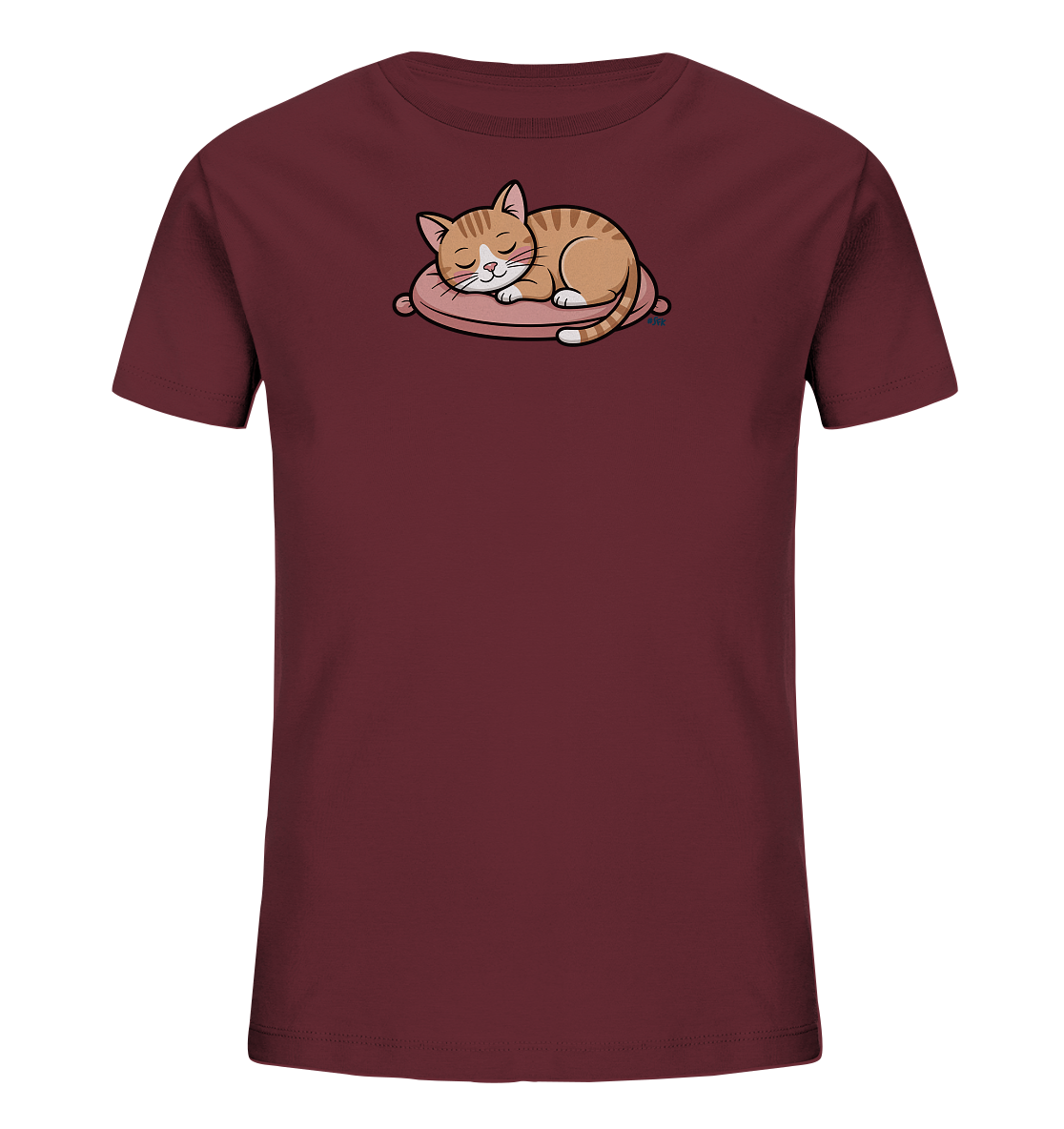 Onlineshop Shirts fuer Kinder - Das Bild zeigt ein dunkelrotes Kinder-T-Shirt mit einem niedlichen Tiermotiv. Auf der Vorderseite ist eine orange-braun getigerte Katze dargestellt, die friedlich auf einem rosa Kissen schlaeft. Das Design ist liebevoll und vermittelt eine ruhige, gemuetliche Atmosphaere.