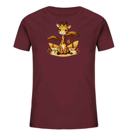 Onlineshop Shirts fuer Kinder - Das Bild zeigt ein dunkelrotes Kinder-T-Shirt mit einem charmanten Savannenmotiv. Im Vordergrund sitzt eine niedliche, gezeichnete Giraffe inmitten einer stilisierten Landschaft mit Baeumen und Graesern. Neben der Giraffe ist die Zahl '6' in Gelb und Orange abgebildet. Das Design wirkt freundlich und kindgerecht.
