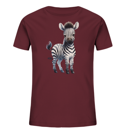 Onlineshop Shirts fuer Kinder - Das Bild zeigt ein dunkelrotes T-Shirt fuer Kinder mit einem niedlichen Druck eines Babyzebras auf der Vorderseite. Das kleine Zebra steht aufrecht und ist detailreich mit seinen charakteristischen Streifen dargestellt. Es hat grosse Ohren, eine aufrechte Maehne und einen freundlichen Gesichtsausdruck. Dieses Motiv verleiht dem Shirt einen verspielten und ansprechenden Look fuer Kinder.