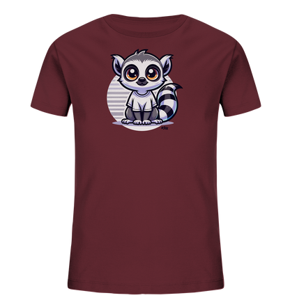 Onlineshop Shirts fuer Kinder - Das Bild zeigt ein dunkelrotes Kinder-T-Shirt. Auf der Vorderseite ist ein niedliches, cartoonhaftes Lemur-Motiv abgebildet. Der Lemur sitzt vor einem gestreiften Kreis und traegt ein kleines weisses T-Shirt. Dieses verspielte Design ist ideal fuer Kinder.