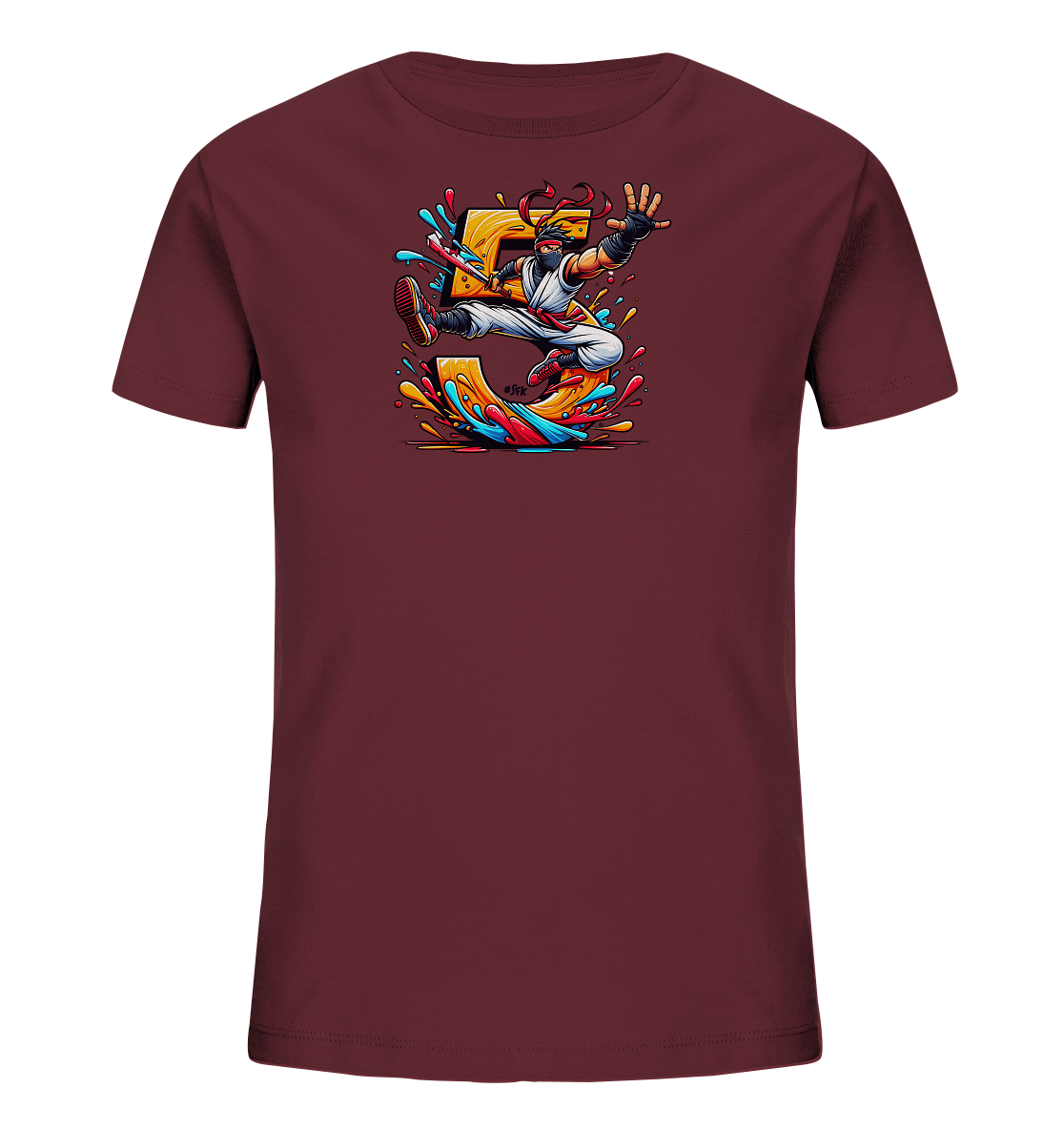 Onlineshop Shirts fuer Kinder - Das Bild zeigt ein maronenfarbenes Kinder-T-Shirt mit einer lebendigen Grafik auf der Vorderseite. Das Design umfasst einen grossen, gelben stilisierten Buchstaben 'S' mit einer dynamischen Figur in einem weiss-roten Outfit, die darauf springt. Bunte Farbspritzer umgeben den Buchstaben und die Figur und verleihen der Illustration Energie. Dieses actiongeladene Motiv gibt dem Shirt eine lebhafte und grafische Anziehungskraft fuer Kinder.