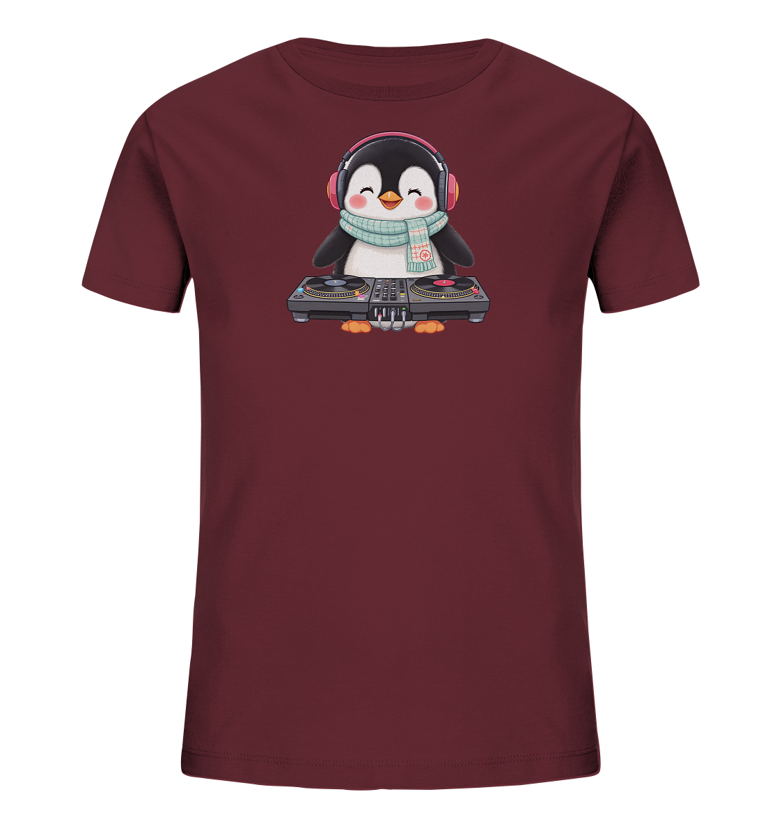 Onlineshop Shirts fuer Kinder - Das dunkelrote T-Shirt zeigt einen niedlichen Cartoon-Pinguin. Der Pinguin traegt rosa Kopfhoerer und einen hellblauen Schal mit Muster. Er steht laechelnd an einem DJ-Mischpult mit zwei Plattenspielern. Das Design wirkt froehlich und verspielt, ideal fuer Kinder.