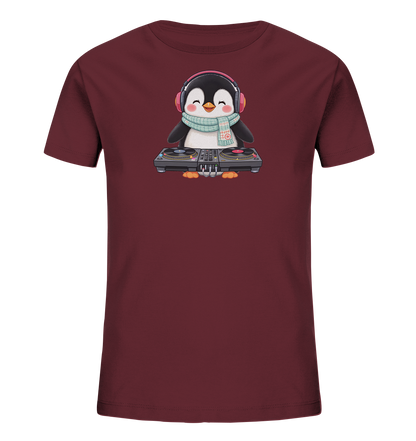 Onlineshop Shirts fuer Kinder - Das dunkelrote T-Shirt zeigt einen niedlichen Cartoon-Pinguin. Der Pinguin traegt rosa Kopfhoerer und einen hellblauen Schal mit Muster. Er steht laechelnd an einem DJ-Mischpult mit zwei Plattenspielern. Das Design wirkt froehlich und verspielt, ideal fuer Kinder.