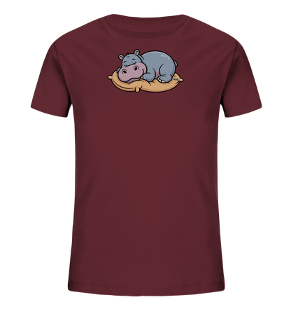 Onlineshop Shirts fuer Kinder - Das Bild zeigt ein bordeauxrotes Kinder-T-Shirt. Auf der Vorderseite ist eine suesse Illustration eines schlafenden Nilpferds zu sehen. Das hellgraue Nilpferd liegt gemuetlich auf einem beigefarbenen Kissen und hat die Augen geschlossen. Das Design wirkt beruhigend und ist ideal fuer Kinder.