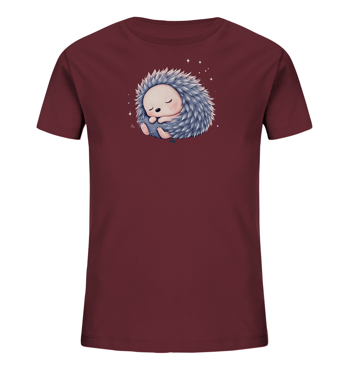 Onlineshop Shirts fuer Kinder - Das Bild zeigt ein dunkelrotes Kinder-T-Shirt mit einem niedlichen Motiv auf der Vorderseite. Darauf ist ein kleiner Igel dargestellt, der friedlich eingerollt schlaeft. Seine Stacheln sind in einem sanften Grau-Blau gehalten, umgeben von feinen, funkelnden Sternchen. Das Design strahlt eine beruhigende und verspielte Atmosphaere aus, ideal fuer Kindermode.