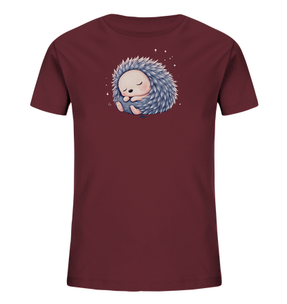 Onlineshop Shirts fuer Kinder - Das Bild zeigt ein dunkelrotes Kinder-T-Shirt mit einem niedlichen Motiv auf der Vorderseite. Darauf ist ein kleiner Igel dargestellt, der friedlich eingerollt schlaeft. Seine Stacheln sind in einem sanften Grau-Blau gehalten, umgeben von feinen, funkelnden Sternchen. Das Design strahlt eine beruhigende und verspielte Atmosphaere aus, ideal fuer Kindermode.