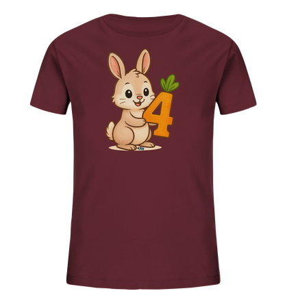 Onlineshop Shirts fuer Kinder - Dieses Kinder-T-Shirt in Burgunderrot zeigt eine niedliche Cartoon-Illustration. Ein freundlicher Hase haelt die orangefarbene Zahl '4', die wie eine Karotte gestaltet ist. Das Design ist zentral auf dem Shirt platziert und wirkt froehlich.