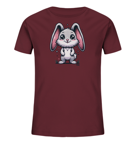 Onlineshop Shirts fuer Kinder - Das Bild zeigt ein dunkelrotes T-Shirt mit einer niedlichen Illustration eines weissen Kaninchens auf der Vorderseite. Das Kaninchen hat grosse rosa Ohren, grosse glaenzende Augen und ein freundliches Laecheln. Es steht auf einer kleinen Flaeche mit gruenen Graesern und zarten rosa Blueten, umgeben von funkelnden Sternen. Das Design wirkt froehlich und verspielt.