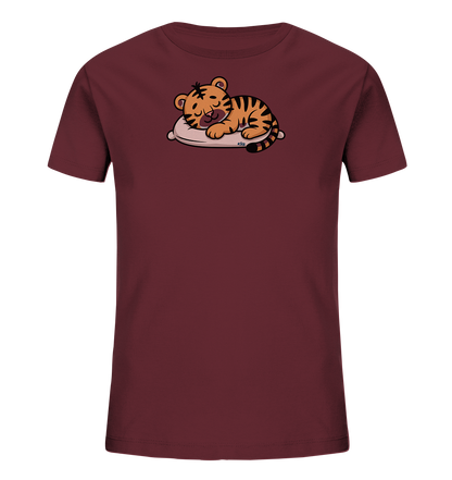 Onlineshop Shirts fuer Kinder - Das Bild zeigt ein dunkelrotes Kinder-T-Shirt mit einem niedlichen Aufdruck eines schlafenden Tigerbabys. Das orange-gestreifte Tigerjunges liegt friedlich auf einem hellen Kissen, die Augen geschlossen und ein leichtes Laecheln im Gesicht. Das Design wirkt sehr beruhigend und ist ansprechend fuer kleine Kinder. Das T-Shirt hat kurze Ärmel und einen Rundhalsausschnitt.