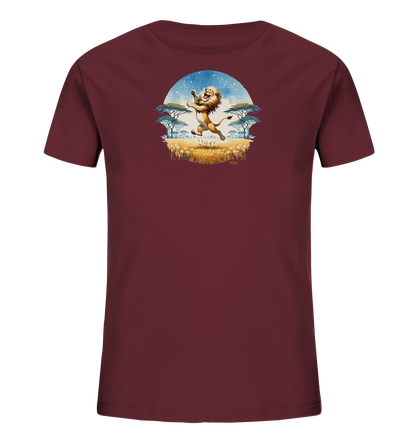 Onlineshop Shirts fuer Kinder - Dieses dunkelrote Kinder-T-Shirt zeigt ein kreisfoermiges Motiv mit einer Savannenlandschaft. Im Vordergrund springt ein cartoonartiger Loewe froehlich durch ein Feld mit gelben Blumen. Der Hintergrund zeigt Akazienbaeume unter einem blauen Himmel. Das Design wirkt lebendig und abenteuerlich.