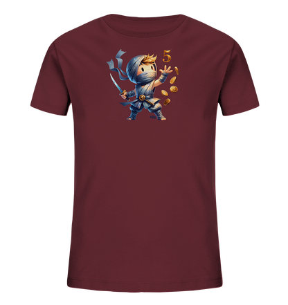 Onlineshop Shirts fuer Kinder - Das Bild zeigt ein bordeauxrotes Kinder-T-Shirt mit einem detailreichen Cartoon-Motiv. Es ist ein Ninja in Bandagen mit Schwert abgebildet, der mit goldenen Muenzen interagiert. Über der Figur schwebt prominent die goldene Zahl Fuenf. Das Design wirkt dynamisch und Abenteuer-orientiert.