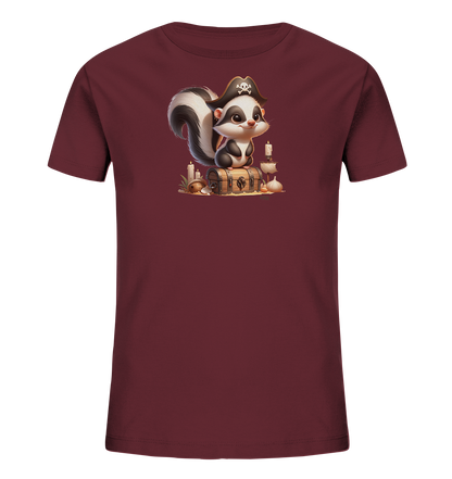 Onlineshop Shirts fuer Kinder - Das Bild zeigt ein dunkelrotes Kinder-T-Shirt. Auf der Vorderseite ist ein suesses, als Pirat verkleidetes Stinktier abgebildet, das auf einer Schatzkiste sitzt. Um die Kiste herum liegen Gegenstaende wie Kerzen und ein kleines Schiff. Das Motiv hat einen verspielten Piraten-Look.